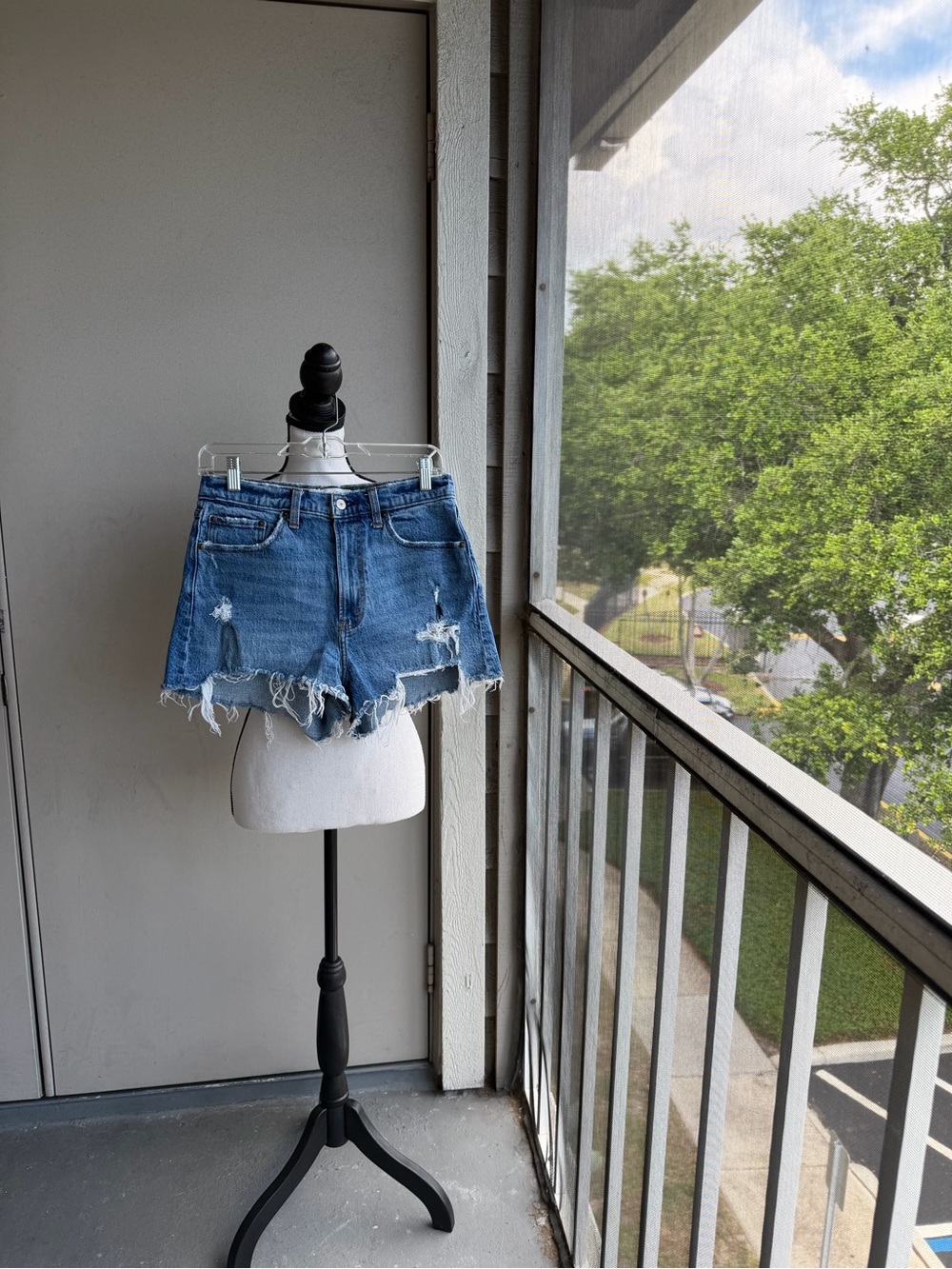 4 Pairs of Denim Distressed Shorts Levi’s & Abercrombie Size 28 - Picture 13 of 16